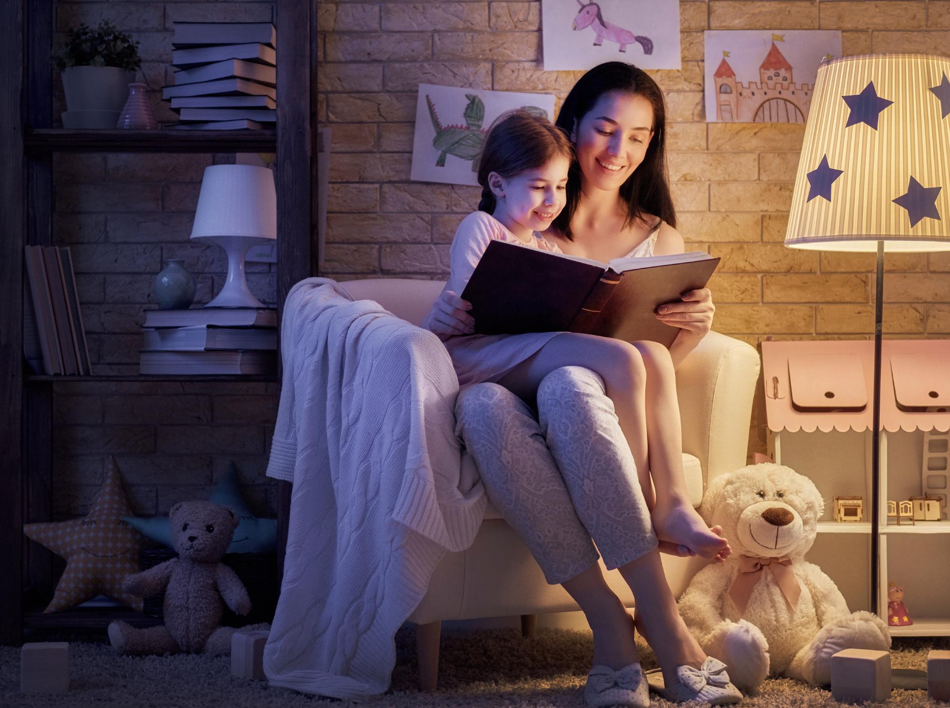 Anyuka olvas gyermekének