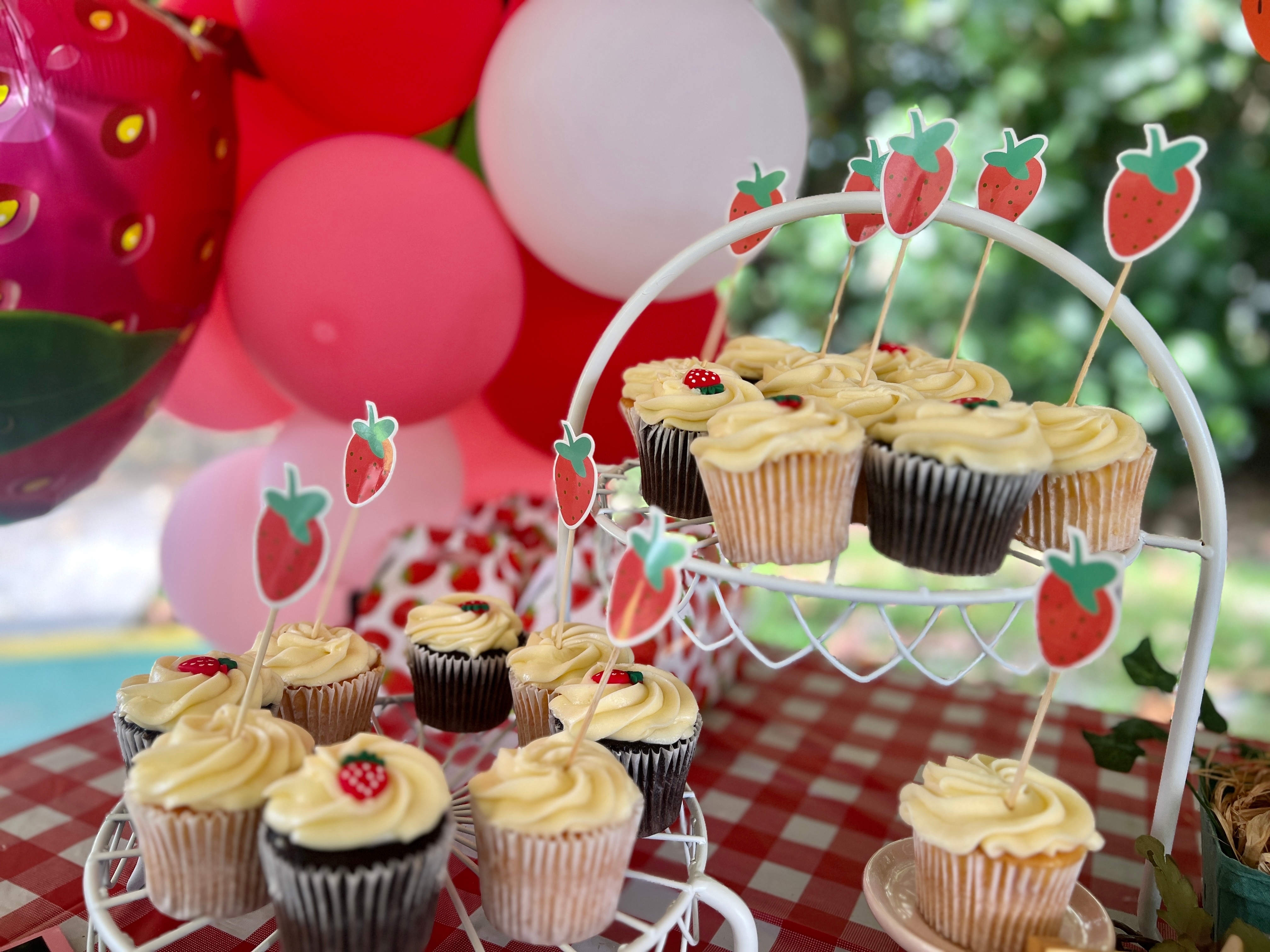 muffinok nyáron egy cuki asztalon