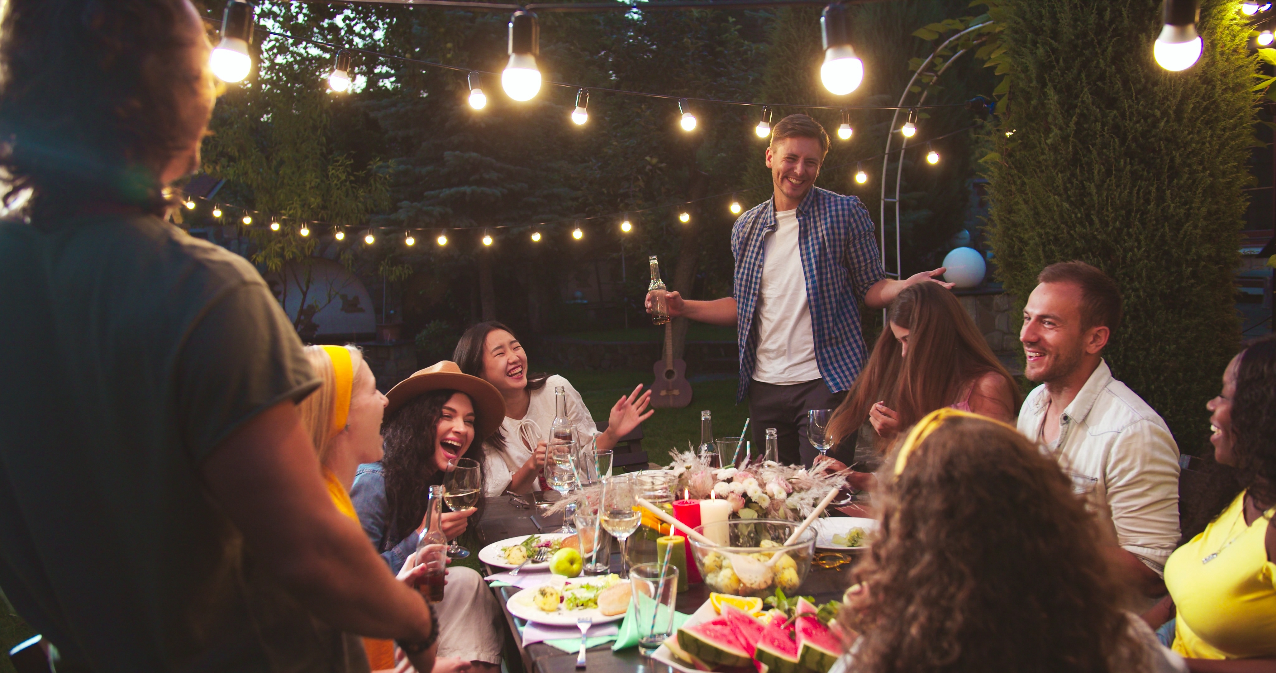 baráti grillparti a kertben